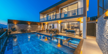 Luxury Travel vs. Budget Travel_ Pros and Cons